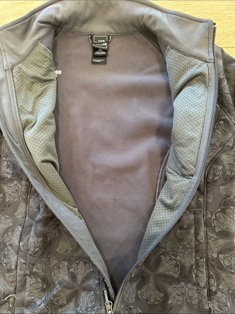 The North Face Women's Black Floral Softshell Jacket - Picture 7 of 10